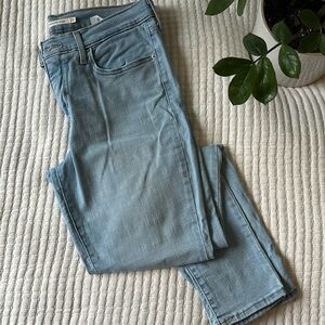 Levi’s 👖 311 Shaping Skinny Light Wash